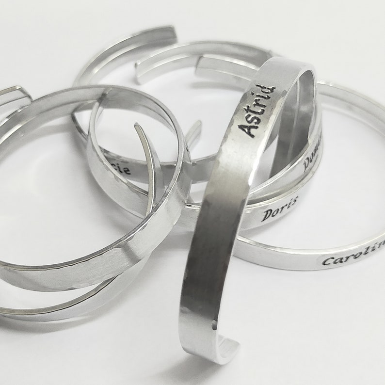 Hartes und offenes Armband, Kopfhörertyp, 8 mm breit, handgraviertes Aluminium mit individueller Schrift Bild 3