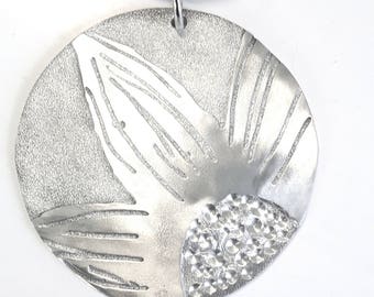 Aluminum round pendant (5 cm) with sunflower design, with custom text.