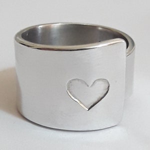 Open aluminum band ring with engraved heart, glossy finish, with internal custom text. Mother's Day gift, Mom gift. image 3