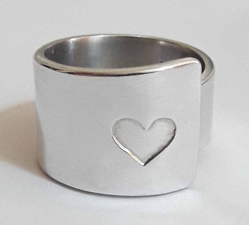 Open aluminum band ring with engraved heart, glossy finish, with internal custom text. Mother's Day gift, Mom gift. image 3