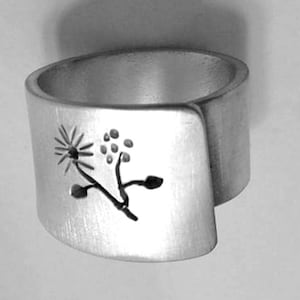 Personalized text. Open aluminum band ring with two flowers dotted and petals.