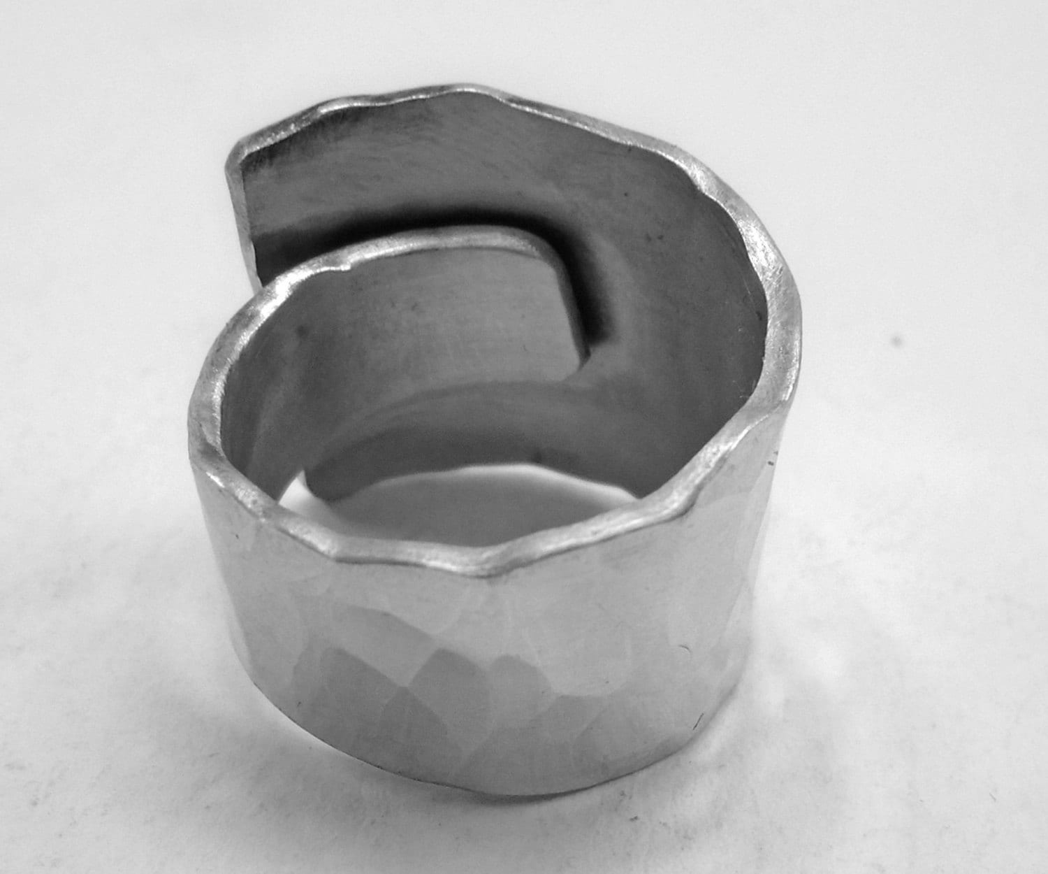Anello Uomo In Titanio Timascus Sfaccettato - Fidanzamento Promessa Personalizzabile - 8mm Martellato