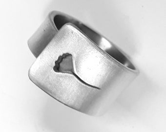 Open band ring, in annalergic aluminum, recycled with personalized text, and with a pierced poppy.