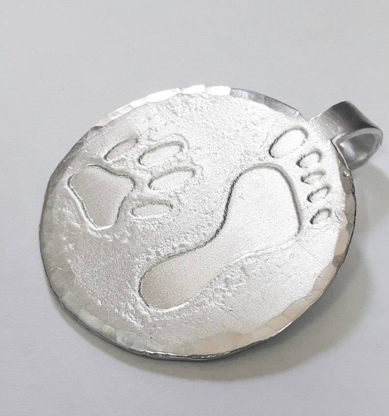 Aluminum pendant medal with a dog paw print and human footprint, with personalized text on the back. image 4