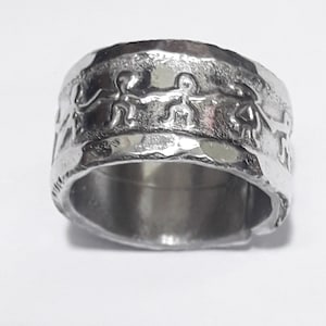 Aluminum ring band, with design of people, friendship and community, hammered edge and personalized text