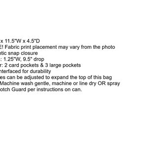 Op de afbeelding: Een tote bag met een stofdruk waarvan de plaatsing kan vari&euml;ren. De tas is 8,25 inch hoog, 11,5 inch breed en 4,5 inch diep. Hij heeft een magnetische drukknoopsluiting, 1,25 inch brede banden die 9,5 inch naar beneden vallen, twee kaartvakken, drie grote vakken en is volledig gevoerd voor duurzaamheid. De zijbandjes kunnen worden aangepast om de bovenkant van de tas uit te breiden. De tas kan voorzichtig in de machine worden gewassen en in de machine of aan de lijn worden gedroogd, of besproeid worden met Scotch Guard volgens de instructies op de bus.