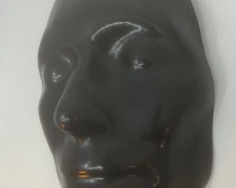 Schwarze weibliche Gesichtsschale aus Kunststoff, zum Anzeigen von Masken oder anderem Cosplay.