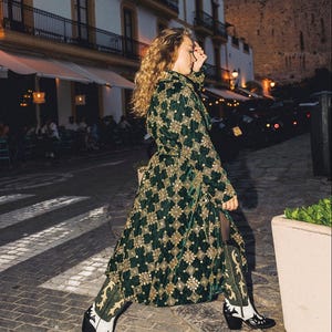 Empress Velvet Duster Coat: Smaragdgrön, guldbroderad, 1970-talsstil, mitt på vaden