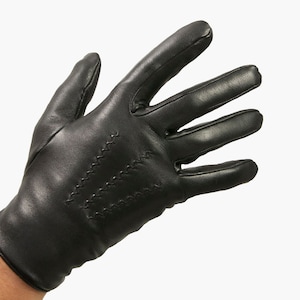 Handmade black lambskin leather gloves for men. Winter gloves. Really soft, warm and elegant.