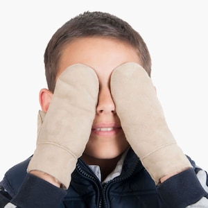 キッズ用ハンドメイドシープスキンミトン。ユニセックスの子供用手袋。冬用手袋。暖かい手袋。柔らかく、暖かく、快適。