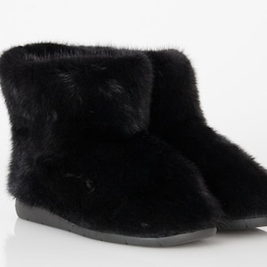 Handgemaakte dameslaarzen van nertsbont. Laarzen van schapenvacht. Warme en comfortabele laarzen voor dames. Bontlaarzen voor de winter. Dames bontlaarzen. Antislipzool.
