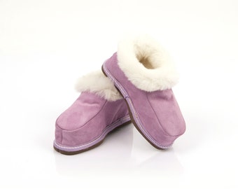 Handmade lilac fur slippers for child. Suede leather, sheepskin and wool. Soft, warm and comfortable.