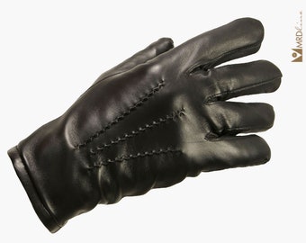 Peut inclure: Gants de conduite en cuir noir avec un design cousu.