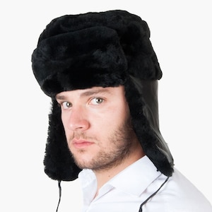 黒のシープスキン製ロシア風帽子。ロシアの毛皮の帽子。トラッパーハット。シープスキンの帽子。女性用の毛皮の帽子。男性用の毛皮の帽子。本物の毛皮。本物のシープスキン。