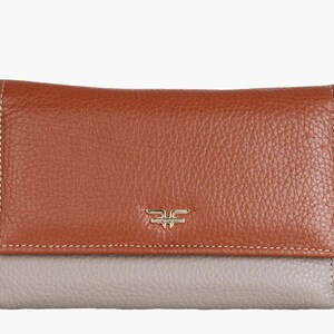 Cartera de piel para mujer fabricada en excelente piel de vacuno.
