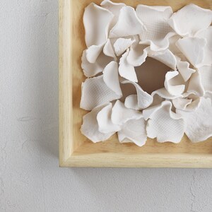 Gerahmtes Porzellan, zeitgenössische Wandkunst, 3D-Kunst aus Porzellan, Heimdekoration, minimalistische Kunst, Keramikwandkunst, Wandskulpturen