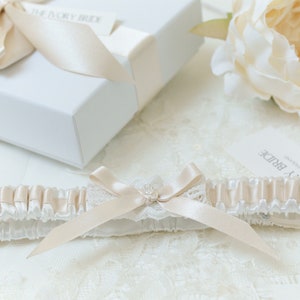 Jarretière de mariée en satin ivoire : ruban champagne, cristaux Swarovski