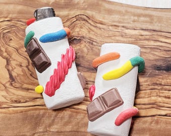 Estuche para encendedor Bic de arcilla polimérica, hecho a mano, con caramelos Twizzler, regaliz, gomitas y chocolate.