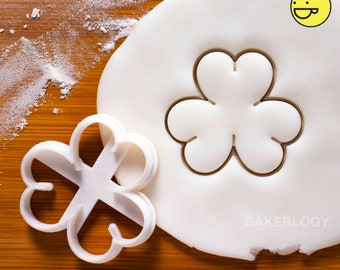 3 Leaf Clover cookie cutter | Bakerlogy biscuit cutters shamrock sprig Ireland patron saint Holy Trinity seamair óg St. Patrick Day