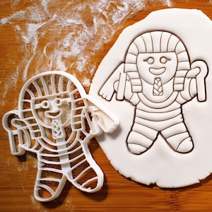 Tagliapasta a forma di mummia del faraone: perfetto per preparare dolcetti per la festa di Halloween a tema Antico Egitto.