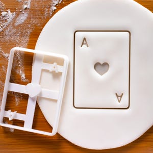 ハートのエースのクッキーカッター：カジノナイトやパーティーベーキング用のポーカーカードデザイン