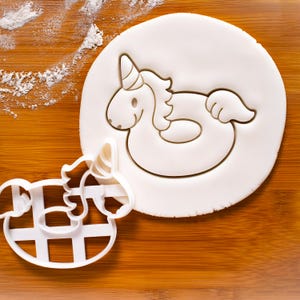 Tagliabiscotti a forma di unicorno galleggiante - festa di compleanno estiva in piscina a tema nautico