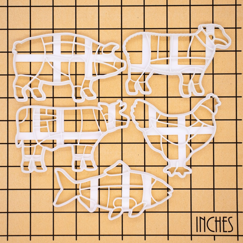 Peut inclure: Cinq emporte-pi&egrave;ces en plastique blanc en forme de cochon, de vache, de mouton, de poulet et de poisson. Chaque emporte-pi&egrave;ce est dot&eacute; d'un motif en grille.