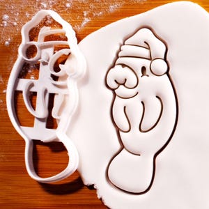 Emporte-pièce en forme de lamantin de Noël : un chapeau de père Noël pour cuisiner pendant les fêtes