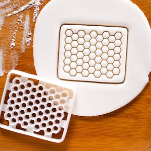 Honeycomb Cut Cookie Cutter – Beekeeping & Honey Theme Baking Shape