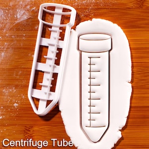 Könnte beinhalten: Eine weiße Keramik-Tasse mit schwarzem Henkel und dem Text "But First, Coffee" in schwarzer, handschriftlicher Schrift. Die Tasse steht auf einer weißen Oberfläche.