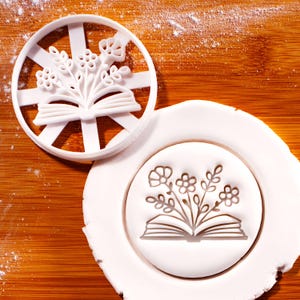 Emporte-pièce livre ouvert avec fleurs - Amateurs de lecture et gourmandises littéraires, club de lecture et d'écriture