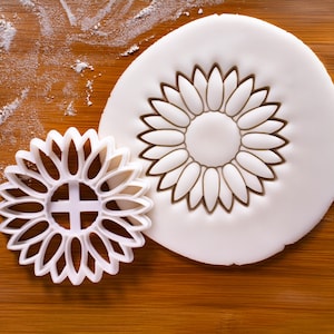 Sunflower Cookie Cutter – Summer & Autumn Flower Shape for Harvest and Thanksgiving Baking