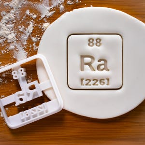 Radium koekjesvorm | Marie Curie polonium radio-element periodiek systeem element wetenschapswetenschapper nobelprijs