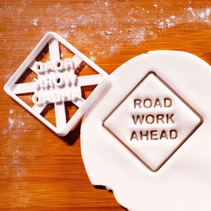 道路工事前クッキーカッター - 安全標識クッキー用の建設テーマベーキングツール。子供のパーティーや道路工事イベントに最適