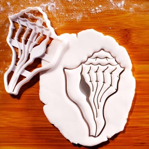Lightning Whelk Shell Cookie Cutter – Ideal for Nautical Baking, Under-the-Sea Celebrations, and Mermaid-Themed Events