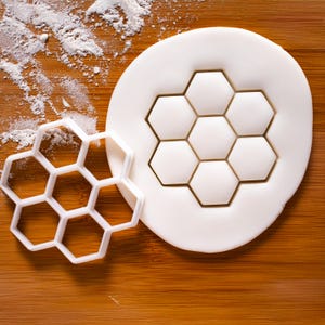 Honeycomb Cookie Cutter – Honeybee Shape for Nature, Garden & Birthday Party Baking