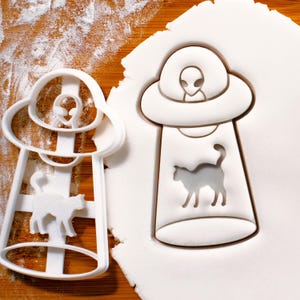 UFO Cat Abduction Cookie Cutter: Extraterrestrial Halloween Treat