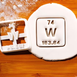 Emporte-pièce en forme de tableau périodique des éléments en tungstène (symbole W) : pâtisserie sur le thème de la science et de la radiologie