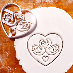 Romantic Swans Cookie Cutter - Heart-Shaped Elegance for Weddings, Valentine's Day, and Anniversaries!