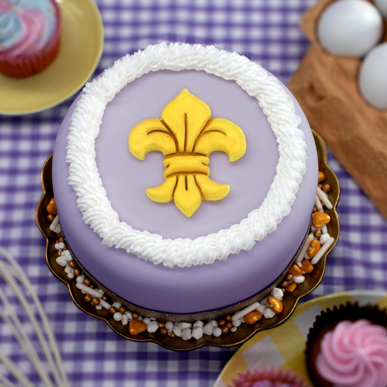 Fleur de Lis Ausstechform: Elegantes Backdesign Bild 5
