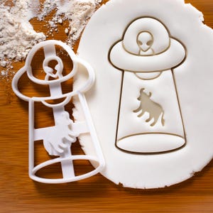 UFO Kuh Entführung Ausstechform | Bakerlogy Ausstechformen Alien Raumschiff Halloween Party Ausserirdische Paranormale Rinder entführen