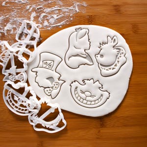 Alice i Underlandet-figurer Kakformar - Alice Kingsley, Hattmakaren, Vita Kaninen, Cheshire