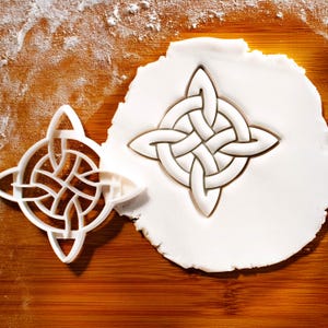 Tagliabiscotti a forma di nodo di strega - Mystical Bakes - Intreccia delizie magiche in ogni morso! Bakerlogy