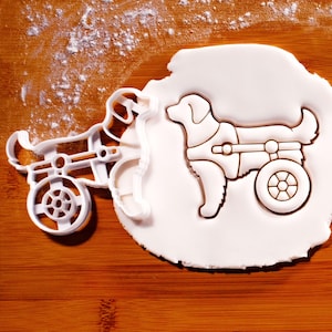 車椅子に乗った犬のクッキーカッター – 動物救助と募金イベントのための心温まるデザイン | Bakerlogy