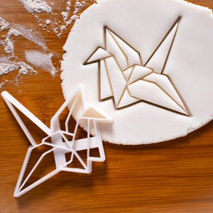 Tagliabiscotti origami a forma di gru / tagliabiscotti / tagliabiscotti di carta a forma di gru / pezzo unico in legno