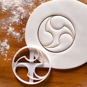 Mitsudomoe cookie cutter | Tomoe biscuit cutters Japanese shinto temple shrines 三ツ巴 鞆絵 yin yang interlocked flames cosmology mitsu domoe