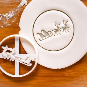 サンタとトナカイのクッキーカッター：クリスマスそりのお祝いホリデーベーキング
