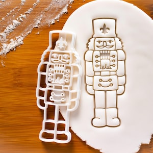 Nussknacker Ausstechform - Bakerlogy Ausstechformen Weihnachten traditionell Soldat Puppe Wachkönig Jacke Uniform Xmas Party Winter Festival festlich