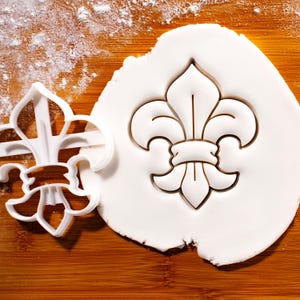 Fleur de Lis Ausstechform: Elegantes Backdesign Bild 1
