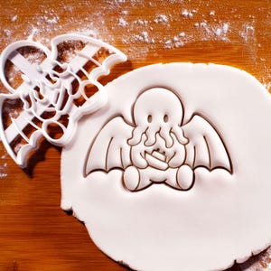 Cthulhu Cookie Cutter (Happy): Lovecraftian Monster Holding Ship
